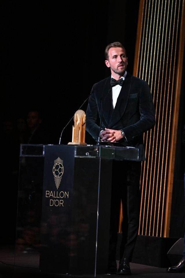 九游体育-【早报】梅罗不在？精彩不断！罗德里“逆转”夺金球奖！