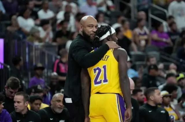 九游游戏-湖人揭幕战溃败原因②：外线没高度 防守万人捅