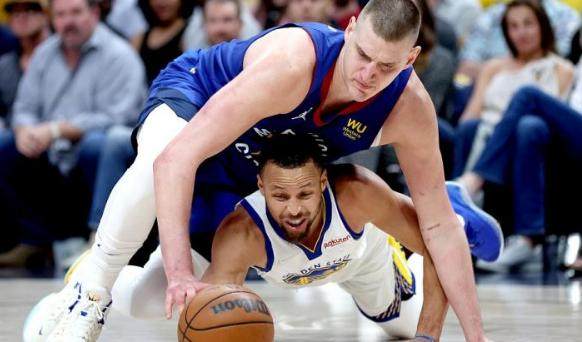 犯规失误扎堆+关键战术被识破 勇士仍需平心静气