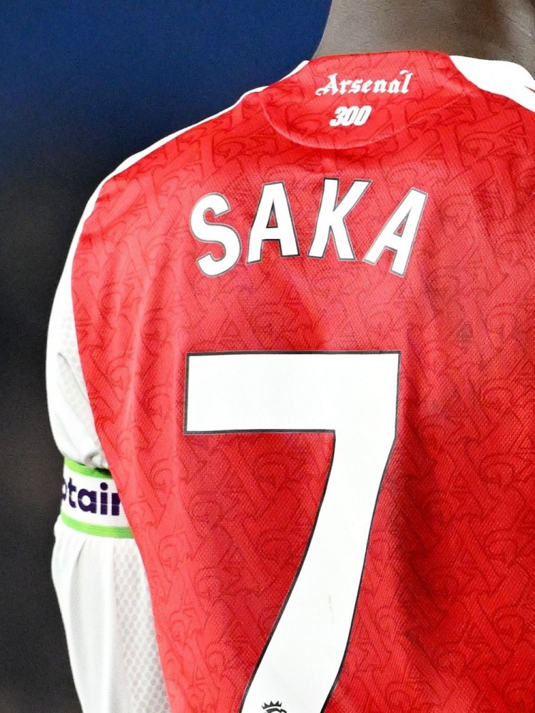 九游体育-值得纪念！萨卡社媒晒照，庆祝达成阿森纳生涯300场里程碑+取胜